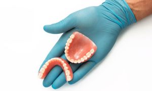 مقایسه ایمپلنت و دندان مصنوعی برای بیماران تهرانی